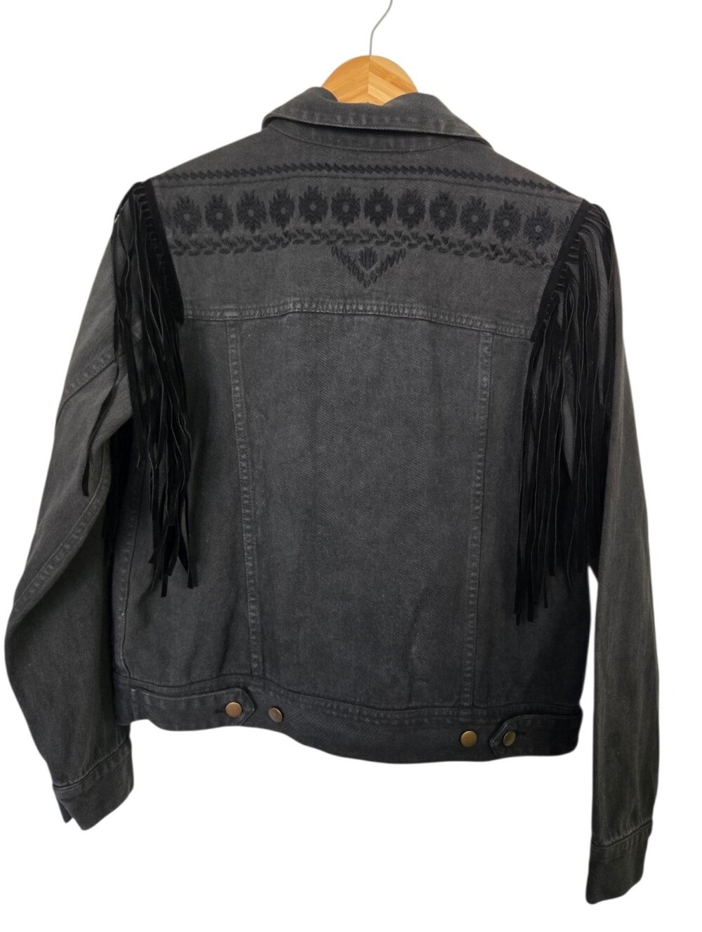 ✨🤠 Saltwater Luxe Black Fringe Western Denim Jacket - Medium 🤠✨ - Picture 5 of 7